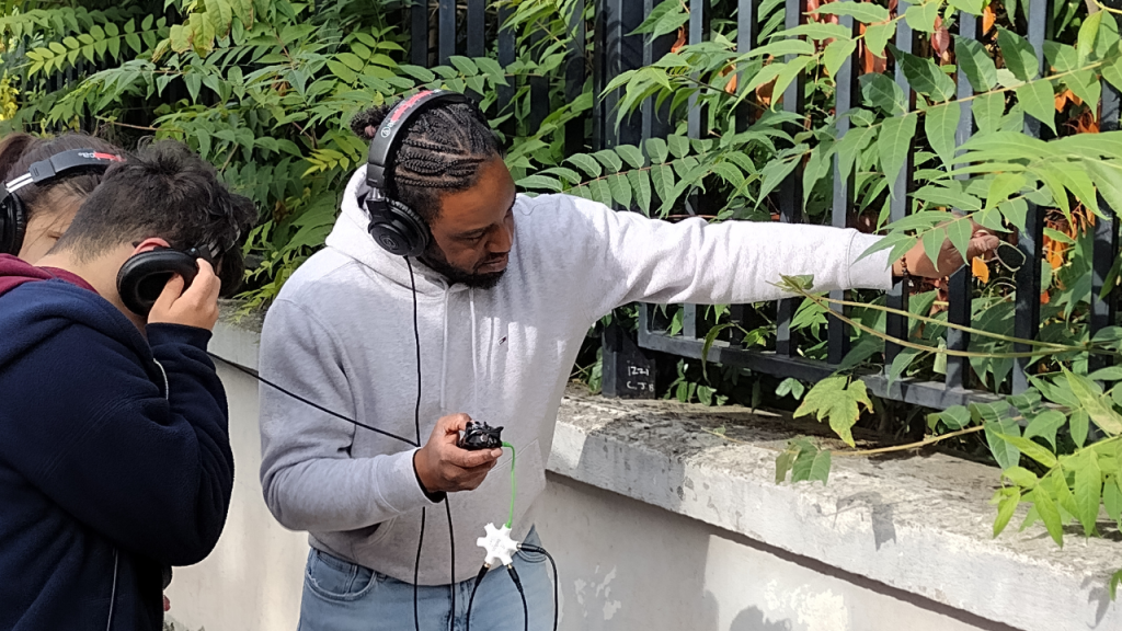 homme qui écoute des plantes